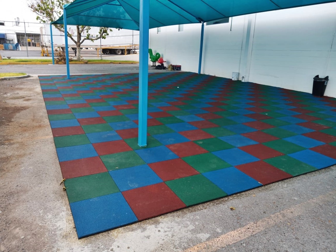 Piso amortiguante o losa de caucho fabricado en hule EPDM reciclado, aglutinado con resina de poliuretano de alta calidad. Modelo: pam001