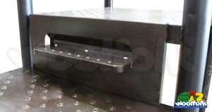 Plataforma metálica cuadrada para juegos infantiles con poste redondo.