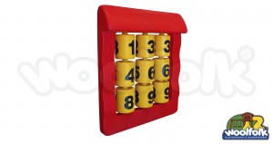 Panel tipo ventana para juegos infantiles de madera.