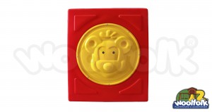 Panel tipo ventana para juegos infantiles de madera.