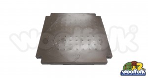 Plataforma metálica cuadrada para juegos infantiles con poste redondo.