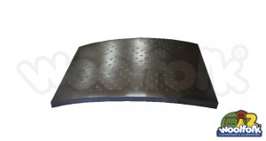 Plataforma metálica cuadrada para juegos infantiles con poste redondo.