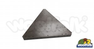 Plataforma metálica cuadrada para juegos infantiles con poste redondo.