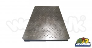 Plataforma metálica cuadrada para juegos infantiles con poste redondo.