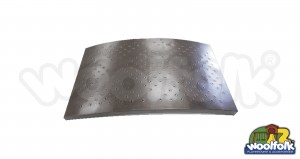 Plataforma metálica cuadrada para juegos infantiles con poste redondo.