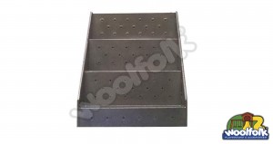 Plataforma metálica cuadrada para juegos infantiles con poste redondo.