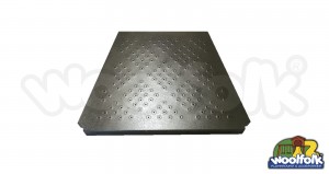 Plataforma metálica cuadrada para juegos infantiles con poste redondo.