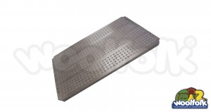 Plataforma metálica cuadrada para juegos infantiles con poste redondo.