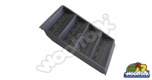 Plataforma metálica cuadrada para juegos infantiles con poste redondo.