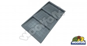 Plataforma metálica cuadrada para juegos infantiles con poste redondo.