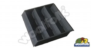 Plataforma metálica cuadrada para juegos infantiles con poste redondo.