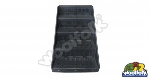 Plataforma metálica cuadrada para juegos infantiles con poste redondo.