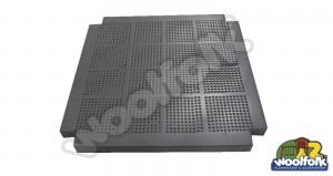 Plataforma metálica cuadrada para juegos infantiles con poste redondo.