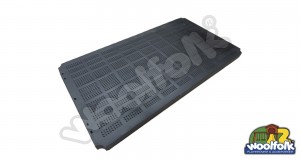 Plataforma metálica cuadrada para juegos infantiles con poste redondo.