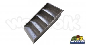 Plataforma metálica cuadrada para juegos infantiles con poste redondo.