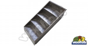 Plataforma metálica cuadrada para juegos infantiles con poste redondo.