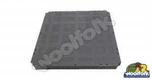 Plataforma metálica cuadrada para juegos infantiles con poste redondo.