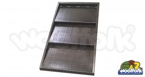 Plataforma metálica cuadrada para juegos infantiles con poste redondo.