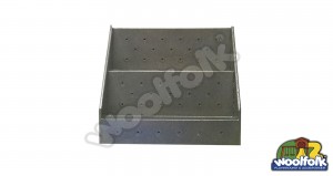 Plataforma metálica cuadrada para juegos infantiles con poste redondo.