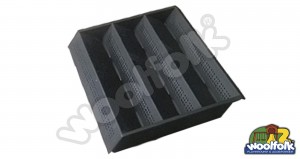 Plataforma metálica cuadrada para juegos infantiles con poste redondo.