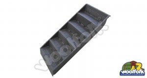 Plataforma metálica cuadrada para juegos infantiles con poste redondo.