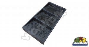 Plataforma metálica cuadrada para juegos infantiles con poste redondo.