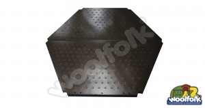 Plataforma metálica cuadrada para juegos infantiles con poste redondo.