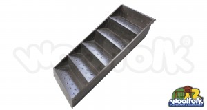 Plataforma metálica cuadrada para juegos infantiles con poste redondo.