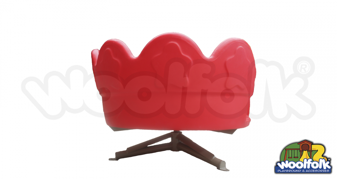 Montable infantil carrusel plástico con asientos tipo banca, respaldo, volante giratorio central y base metálica. Modelo: CMM011